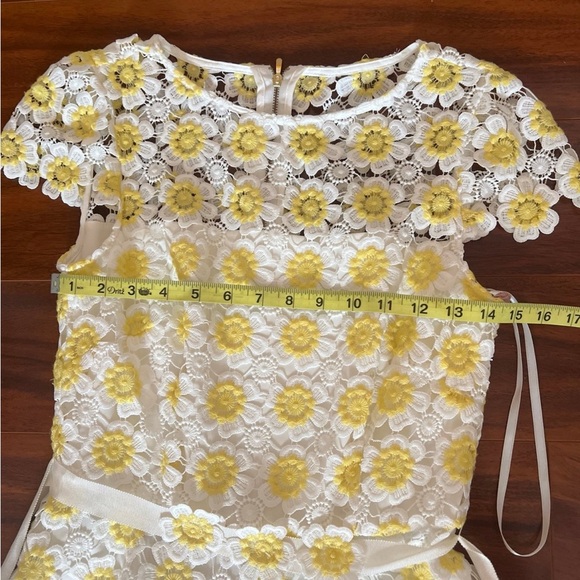 White and Yellow Flower Lace Dress Size 2 - Picture 7 of 10